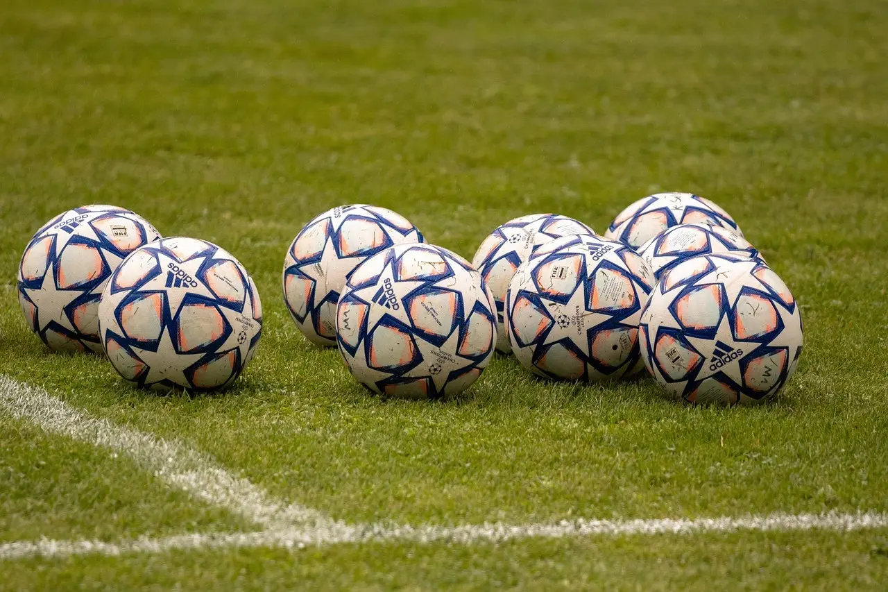 National League runde 12: Truro buldrer afsted med 5-0, stærke udebanesejre og drama i tillægstiden