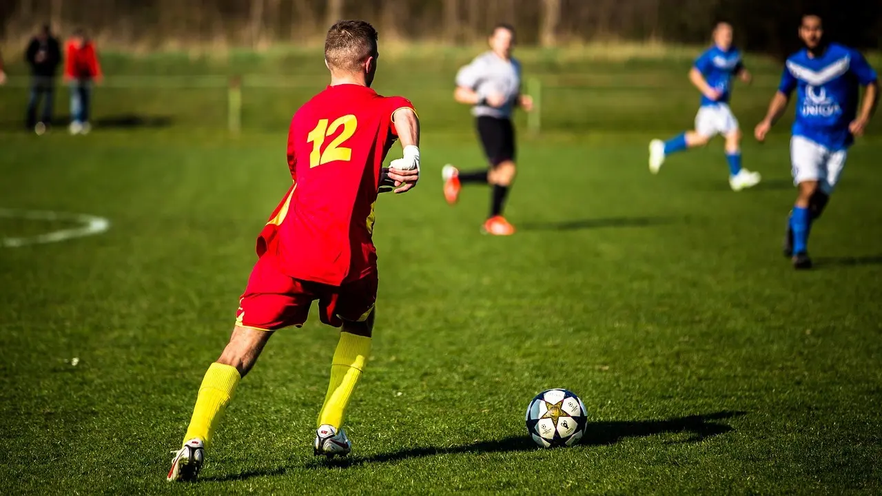 Championship runde 7: sene udligninger, et rødt kort og smalle sejre præger en tæt spilleomgang