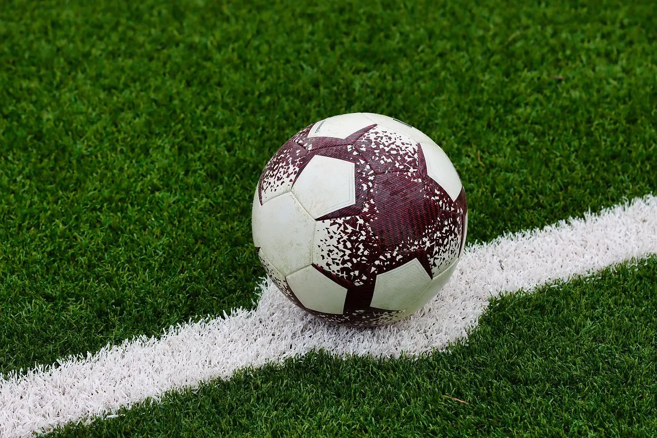 League One runde 6: Klare hjemmesejre, disciplinære dramaer og sene udligninger i en tæt spillet runde