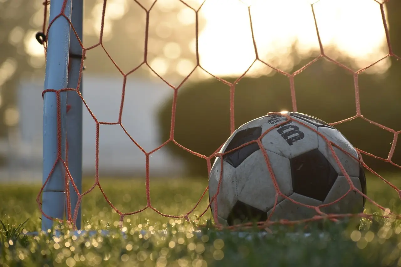 League Two runde 10: Røde kort i Cleethorpes, sene straffespark og solide hjemmepræstationer