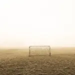 Championship runde 22: sene afgørelser, røde kort og markante hjemmebanesejre