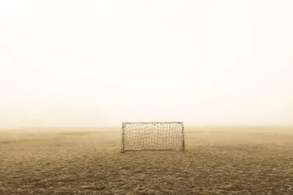 Championship runde 22: sene afgørelser, røde kort og markante hjemmebanesejre