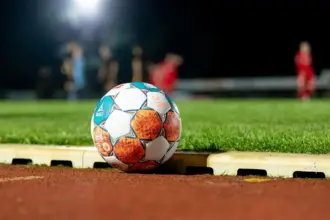 Championship-runde 25: sikre hjemmebegyndelser, afgørende udepræstationer og en håndfuld nulmodtagere på en tætpakket fodbolddag