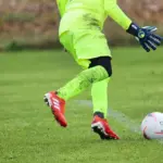 Dramatik, straffespark og tætte topopgør: Premier League-runde med skiftende føringer og markante udebanesejre