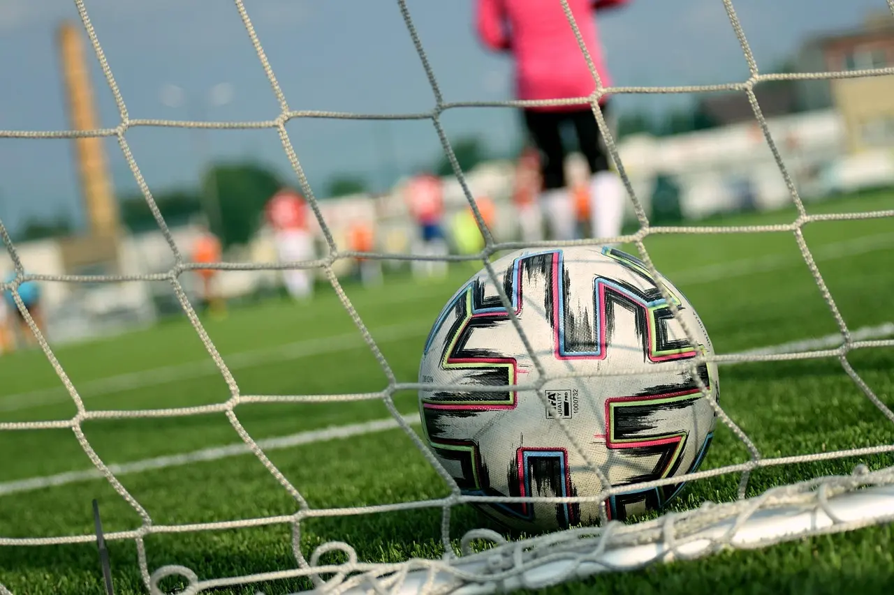 Røde kort, sene udligninger og klare sejre: Overblik over League One runde 3