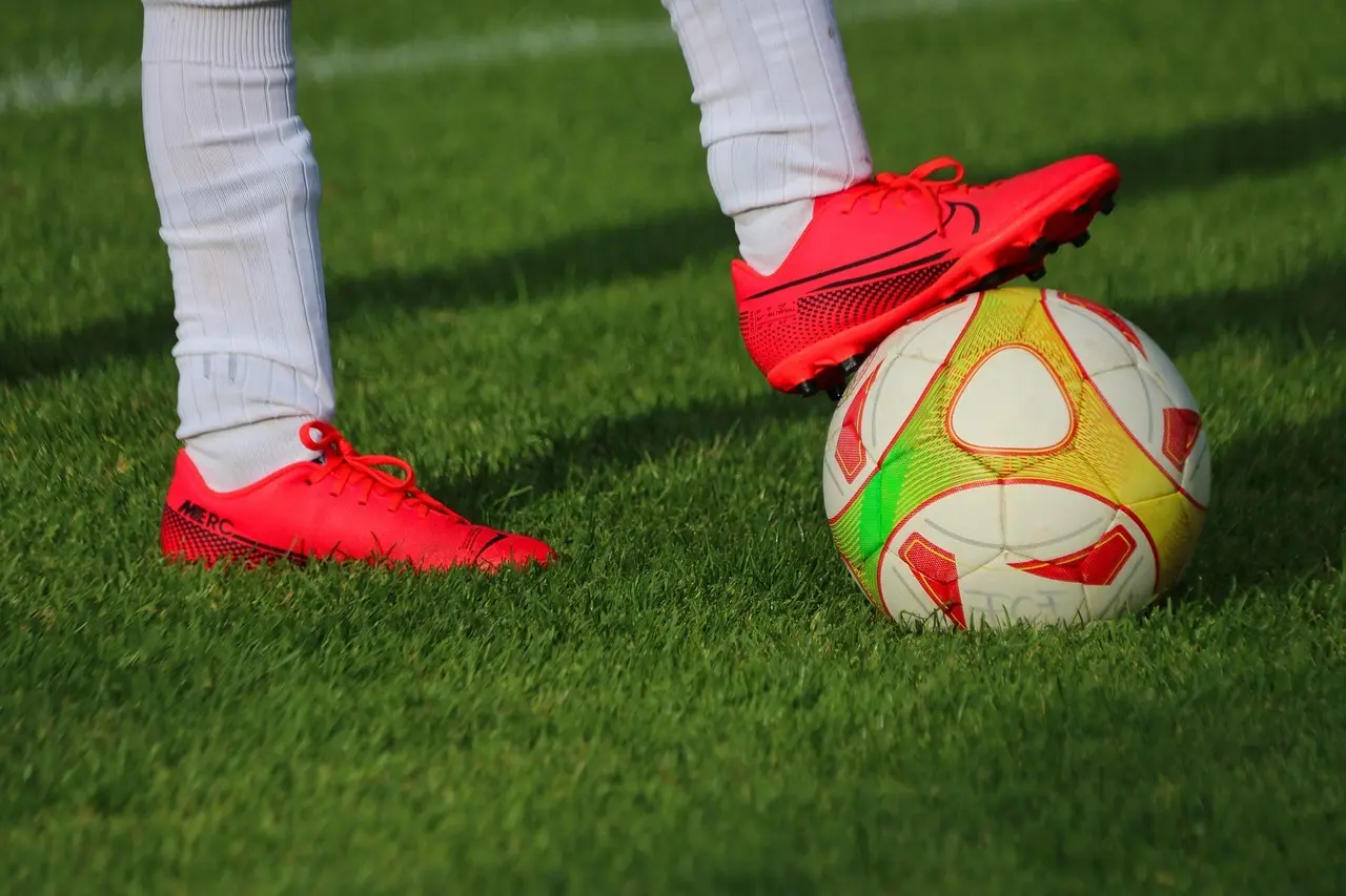 League One runde 41: sene scoringer, straffespark, en udvisning i Plymouth – og tre klare point til Stockport