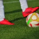 League Two runde 13: Sene afgørelser, straffespark og røde kort over hele linjen