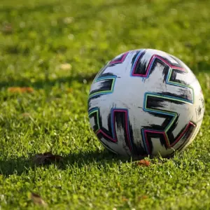 Sen vending, storsejre og sene udligninger: League Two 25/26 – runde 34 samlet på fodboldengland.dk