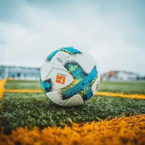 Sene afgørelser, kølige straffespark og tætte opgør: Overblikket over League Two runde 35