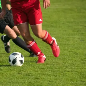 Store udsving og stærke udebanekræfter i Championship runde 19